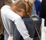 Isla Fisher se cache derrière son amie afin d\'éviter les photographes à Los Angeles le 11 novembre 2009