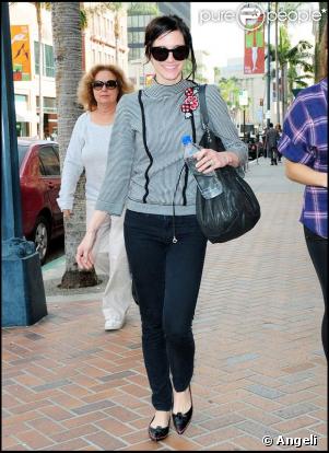 Ashlee Simspon se rend dans un centre médical à Beverly Hills le 11 novembre 2009