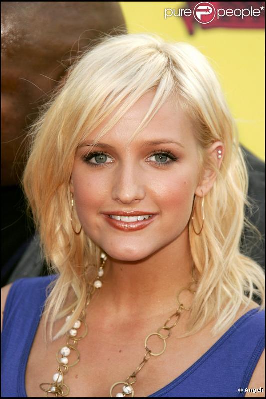 Ashlee Simpson redevient blonde en 2005 
