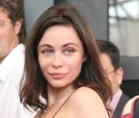 Emmanuelle Béart remonte sur scène dans Les Justes pour rendre hommage à Albert Camus, disparu il y a 50 ans.