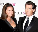 Pierce Brosnan et sa femme à l\'occasion du 30e anniversaire du MOCA - le Musée d\'Art Contemporain de Los Angeles -, en Californie, le 14 novembre 2009.