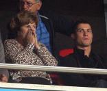 Cristiano Ronaldo assiste au match pour la qualification pour la coupe du monde, Portugal-Bosnie, à Leiria avec sa mère, le 14 novembre 2009