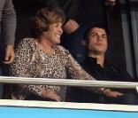 Cristiano Ronaldo : sa mère explose de joie et fait des câlins... pendant qu'il rumine dans son coin !