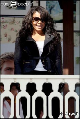 Janet Jackson a apprécié l'hommage que les danseurs lui ont rendu à los Angeles le 14/11/09