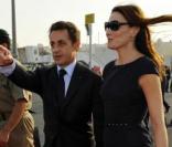 Carla Bruni et Nicolas Sarkozy rentrent en France après un passage au Qatar. Carlita ne fait pas attention à son époux, tandis que lui la dévore des yeux ! 18/11/09