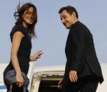 Carla Bruni et Nicolas Sarkozy rentrent en France après un passage au Qatar. Carlita ne fait pas attention à son époux, tandis que lui la dévore des yeux ! 18/11/09