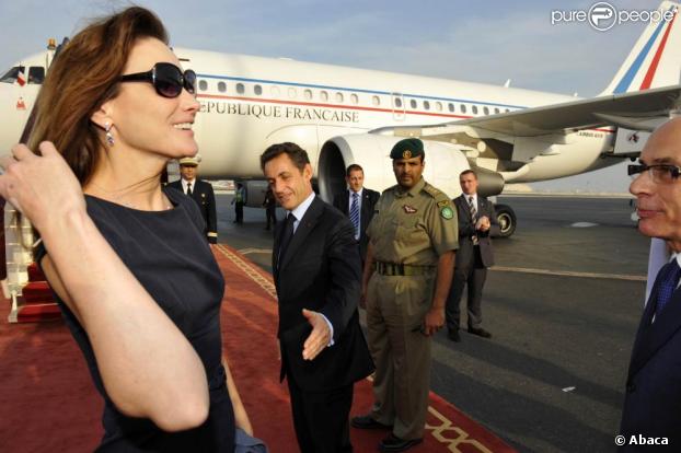 Carla Bruni et Nicolas Sarkozy rentrent en France après un passage au Qatar. Carlita ne fait pas attention à son époux, tandis que lui la dévore des yeux ! 18/11/09