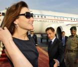 Carla Bruni et Nicolas Sarkozy rentrent en France après un passage au Qatar. Carlita ne fait pas attention à son époux, tandis que lui la dévore des yeux ! 18/11/09