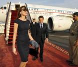 Carla Bruni et Nicolas Sarkozy rentrent en France après un passage au Qatar. Carlita ne fait pas attention à son époux, tandis que lui la dévore des yeux ! 18/11/09