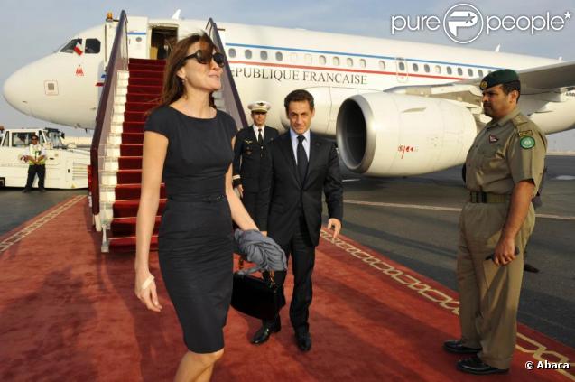 Carla Bruni et Nicolas Sarkozy rentrent en France après un passage au Qatar. Carlita ne fait pas attention à son époux, tandis que lui la dévore des yeux ! 18/11/09