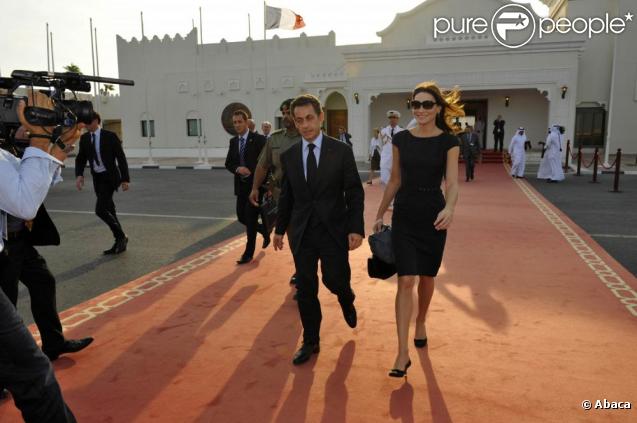 Carla Bruni et Nicolas Sarkozy rentrent en France après un passage au Qatar. Carlita ne fait pas attention à son époux, tandis que lui la dévore des yeux ! 18/11/09