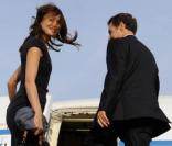 Carla Bruni et Nicolas Sarkozy rentrent en France après un passage au Qatar. Carlita ne fait pas attention à son époux, tandis que lui la dévore des yeux ! 18/11/09