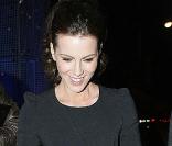 Kate Beckinsale mise aussi sur les épaulettes, l'un des must-have de la saison. Robe noire à épaulettes, escarpins gris et pochette, l'actrice est au top ! 