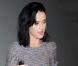 Robe en laine à épaulettes très colorée, jolies cuissardes et sac Paddington signé Chloé. Katy Perry connait ses it par coeur. Un look à copier de toute urgence !