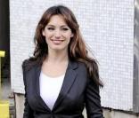  Kelly Brook porte un slim noir, perchée sur de beaux escarpins Louboutin, avec un top blanc et un simple blazer. Elle est vraiment à tomber... 
 &nbsp; 
 