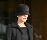 Cette semaine, c\'est Victoria Beckham qui obtient la palme du plus beau look ! Veste de blazer feutrée, pantacourt cintré, Louboutin à bout en fer et chapeau melon, c\'est Ma-gni-fi-que !