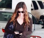  Rachel Bilson opte pour une mini-jupe fluide, un petit gilet, des boots motardes et un it-bag Chanel matelassé. Entre la jeune fille sage et le look rock'n'roll, l'actrice est irrésistible ! 
 