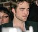 Robert Pattinson était l'invité du  Late Show  de David Letterman, ce mercredi 18 novembre... Et les fans sont venus en masse pour l'apercevoir quelques instants !