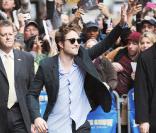 Robert Pattinson était l'invité du  Late Show  de David Letterman, ce mercredi 18 novembre... Et les fans sont venus en masse pour l'apercevoir quelques instants !