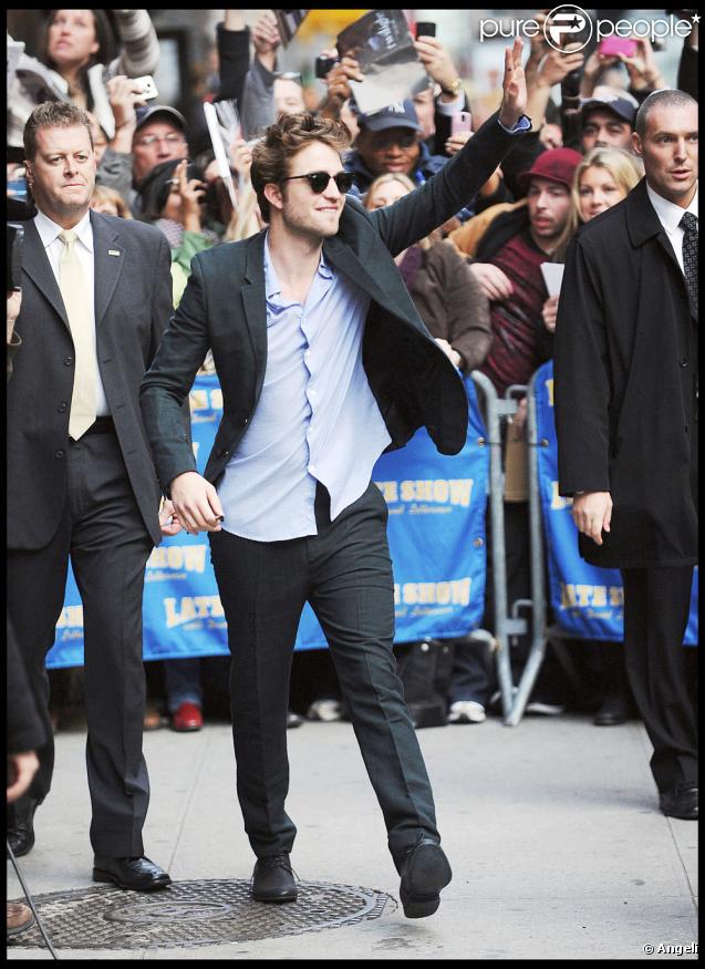 Robert Pattinson était l'invité du  Late Show  de David Letterman, ce mercredi 18 novembre... Et les fans sont venus en masse pour l'apercevoir quelques instants !