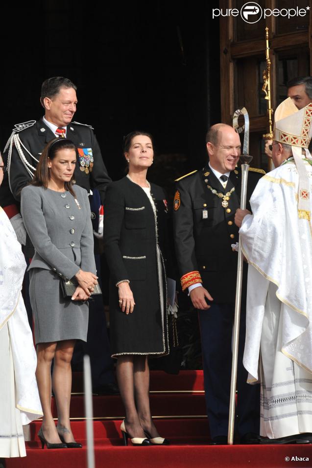 L'archevêque Bernard Barsi  et la famille princière Stéphanie, Caroline et Albert lors de la fête nationale de Monaco le 19 novembre 2009