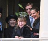 Alexandra de Hanovre, Pierre et Charlotte Casiraghi pour le salut depuis le balcon du Palais de Monaco le jour de la fête nationale le 19 novembre 2009