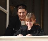 Caroline de Monaco et sa fille Alexandra de Hanovre pour le salut depuis le balcon du Palais de Monaco le jour de la fête nationale le 19 novembre 2009