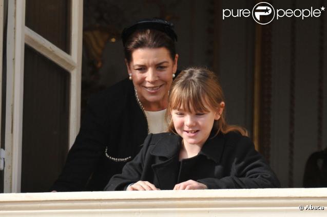 Caroline de Monaco et sa fille Alexandra de Hanovre pour le salut depuis le balcon du Palais de Monaco le jour de la fête nationale le 19 novembre 2009