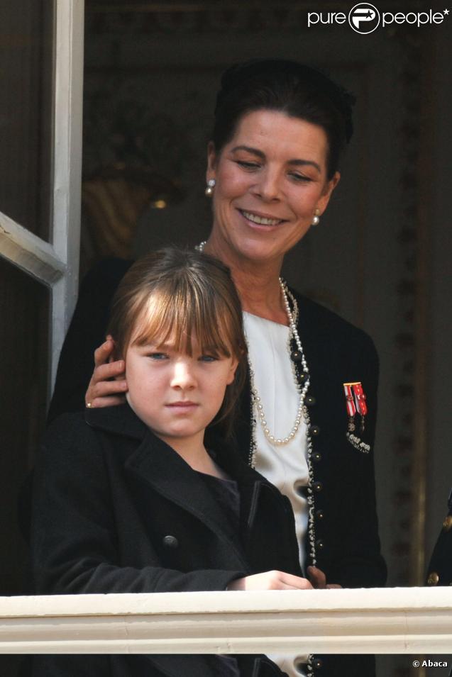 Alexandra et sa mère Caroline pour le salut depuis le balcon du Palais de Monaco le jour de la fête nationale le 19 novembre 2009