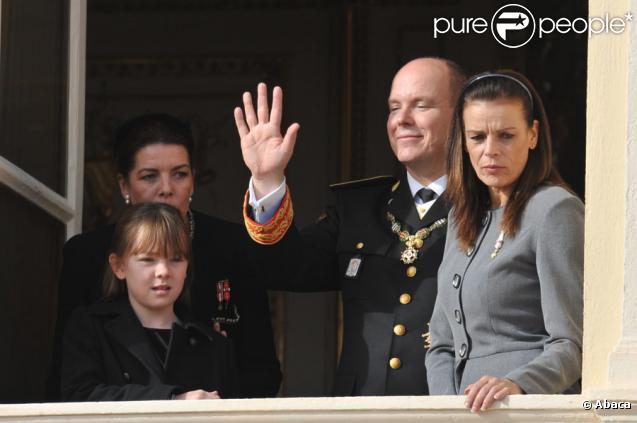 Alexandra de Hanovre, Albert et Stéphanie de Monaco pour le salut depuis le balcon du Palais de Monaco le jour de la fête nationale le 19 novembre 2009