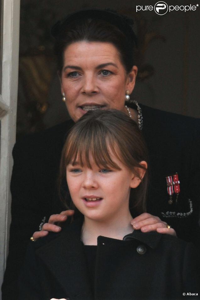 Alexandra de Hanovre et Caroline pour le salut depuis le balcon du Palais de Monaco le jour de la fête nationale le 19 novembre 2009