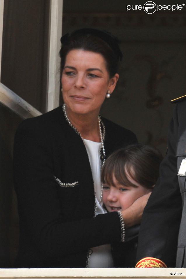Caroline et sa fille Alexandra pour le salut depuis le balcon du Palais de Monaco le jour de la fête nationale le 19 novembre 2009
