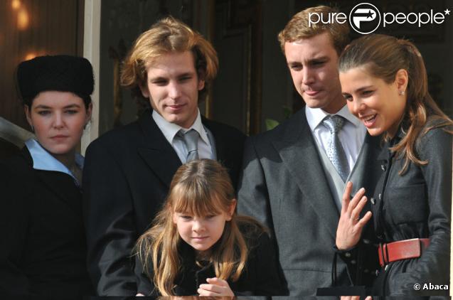 Andrea, Pierre et Charlotte Casiraghi et Alexandra de Hanovre pour le salut depuis le balcon du Palais de Monaco le jour de la fête nationale le 19 novembre 2009