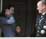 Stéphanie et Albert de Monaco pour le salut depuis le balcon du Palais de Monaco le jour de la fête nationale le 19 novembre 2009