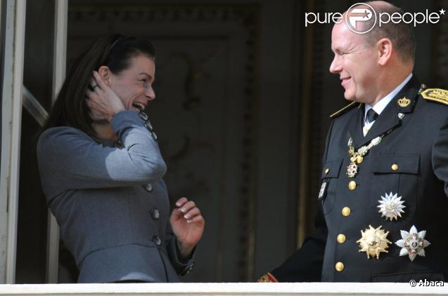 Stéphanie et Albert de Monaco pour le salut depuis le balcon du Palais de Monaco le jour de la fête nationale le 19 novembre 2009