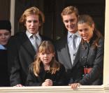Andrea, Pierre, Charlotte Casiraghi et Alexandra de Hanovre pour le salut depuis le balcon du Palais de Monaco le jour de la fête nationale le 19 novembre 2009