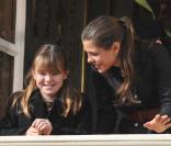 Alexandra et Charlotte pour le salut depuis le balcon du Palais de Monaco le jour de la fête nationale le 19 novembre 2009