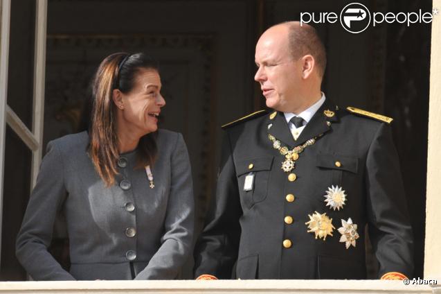 Stéphanie et Albert de Monaco pour le salut depuis le balcon du Palais de Monaco le jour de la fête nationale le 19 novembre 2009