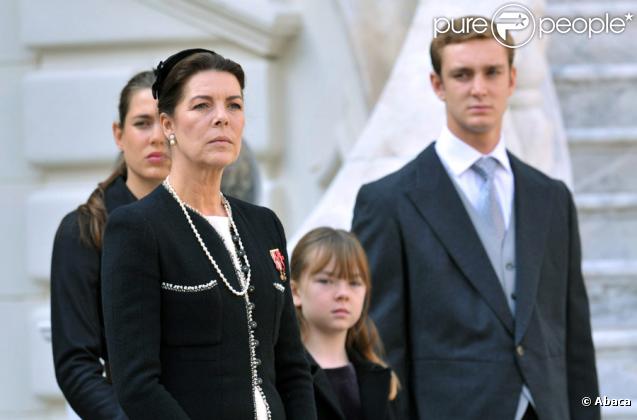 Charlotte, Caroline, Alexandra et Pierre lors de la parade militaire devant le palais de Monaco le 19 novembre 2009, jour de la Fête nationale