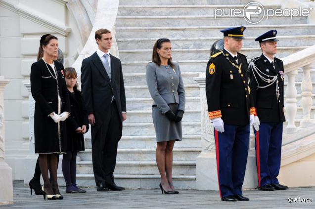 Caroline, Alexandra, Pierre, Stéphanie et Albert lors de la parade militaire devant le palais de Monaco le 19 novembre 2009, jour de la Fête nationale