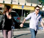 Megan Fox et son boyfriend Brian Austin Green vont chercher le fils de Brian pour aller déjeuner ensemble au restaurant Chin Chin le 19 novembre 2009 à Los Angeles