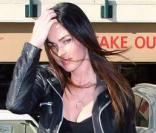 Megan Fox et son boyfriend Brian Austin Green vont chercher le fils de Brian pour aller déjeuner ensemble au restaurant Chin Chin le 19 novembre 2009 à Los Angeles