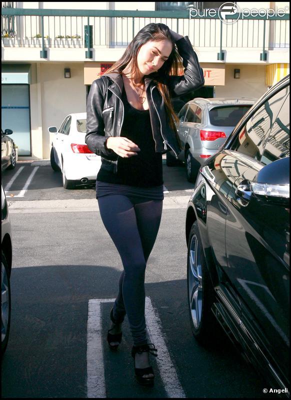 Megan Fox et son boyfriend Brian Austin Green vont chercher le fils de Brian pour aller déjeuner ensemble au restaurant Chin Chin le 19 novembre 2009 à Los Angeles