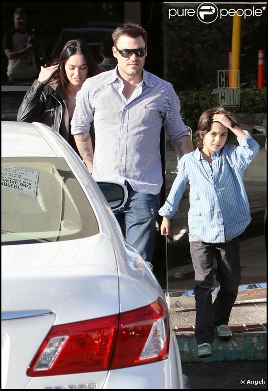 Megan Fox et son boyfriend Brian Austin Green vont chercher le fils de Brian pour aller déjeuner ensemble au restaurant Chin Chin le 19 novembre 2009 à Los Angeles