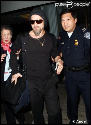 Brad Pitt arrive à l'aéroport Lax de Los Angeles le 19 novembre 2009