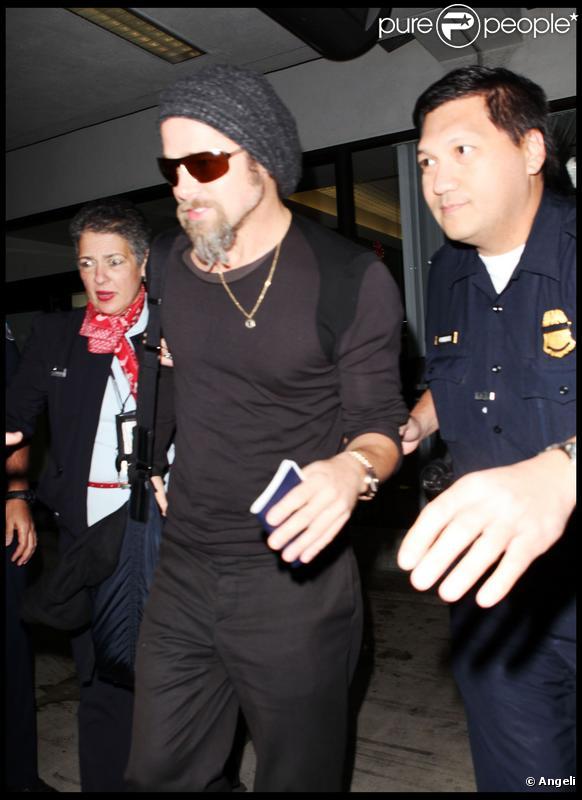 Brad Pitt arrive à l'aéroport Lax de Los Angeles le 19 novembre 2009