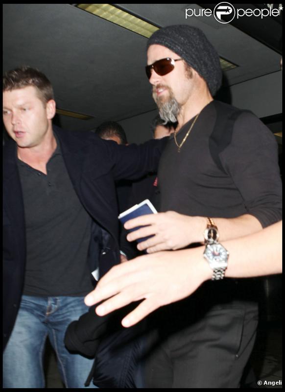 Brad Pitt arrive à l'aéroport Lax de Los Angeles le 19 novembre 2009