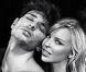 Kylie Minogue entourée de deux beaux mâles pour la publicité de son parfum Inverse