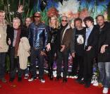 L'ensemble du casting vocal du film  Arthur et la Vengeance de Malthazard , ce dimanche 22 novembre, à l'avant-première parisienne du film, sur les Champs-Elysées.