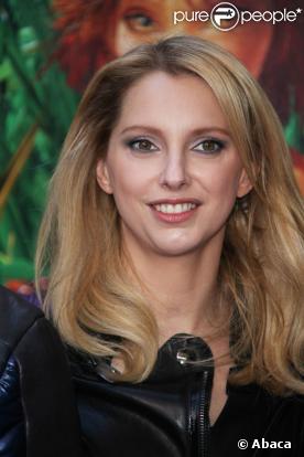 Frédérique Bel, égérie de Lancel, ce dimanche 22 novembre, à l'avant-première parisienne du film  Arthur et la Vengeance de Malthazard , sur les Champs-Elysées.